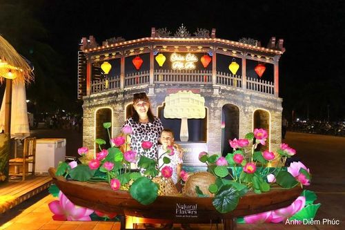 Du khách cùng gia đình lưu lại khoảnh khắc kỷ niệm tại lễ hội.