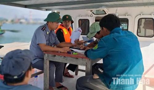 Lực lượng chức năng phối hợp với Ban Chỉ huy Biên phòng Cửa khẩu Cảng Nghi Sơn tuyên truyền Luật Thủy sản cho ngư dân.