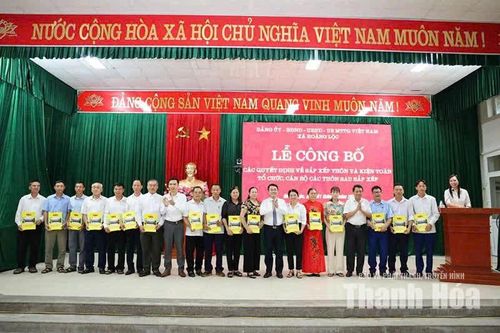Thường trực Đảng ủy xã Hoằng Lộc trao quyết định chỉ định cấp ủy, bí thư, phó bí thư các chi bộ thôn, nhiệm kỳ 2025-2030.