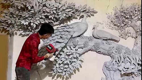 Dương Quang Đồng xử lý phần nổi 3D trước khi vẽ màu cho tác phẩm.