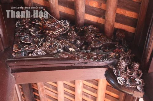 Một mảng chạm khắc gỗ trong đình Duyên Thượng.