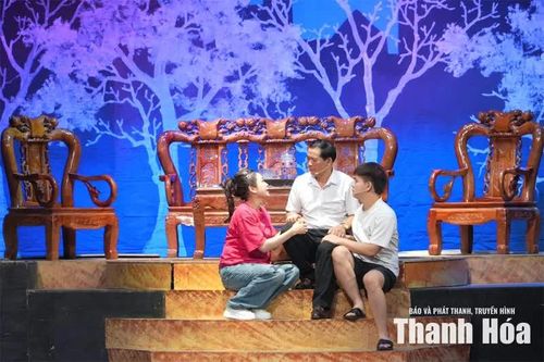 Một cảnh trong vở kịch nói “Tìm nhau trong tổ ấm” - tác phẩm khai thác những vấn đề gia đình đương đại, góp phần đưa sân khấu đến gần hơn với công chúng.