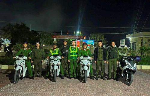 Đại úy Hoàng Văn Trang (thứ tư từ phải sang) cùng tổ công tác tuần tra đảm bảo trật tự công cộng, an toàn giao thông trên địa bàn.