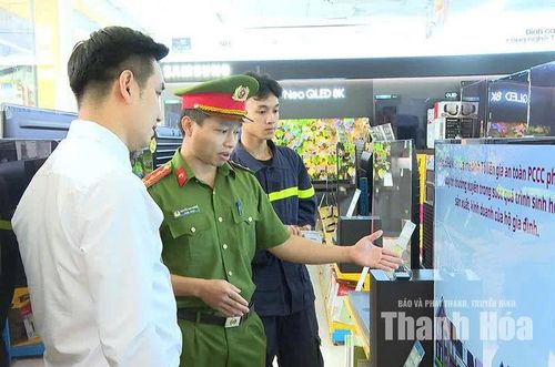 Công an phường Sầm Sơn hướng dẫn nhân viên Siêu thị Điện máy Xanh Sầm Sơn duy trì trình chiếu các nội dung tuyên truyền về PCCC.