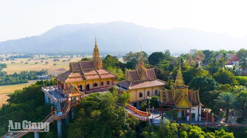 Quần thể kiến trúc chùa Tà Pạ nổi bật giữa khung cảnh thiên nhiên.