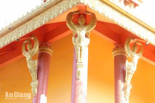 Các bức tượng được chạm khắc hoa văn tinh xảo.