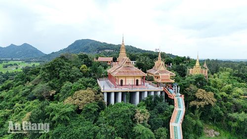 Bên cạnh kiến trúc lộng lẫy, chùa nổi bật với những bậc thang nối dài, là lối đi dẫn lên chùa.