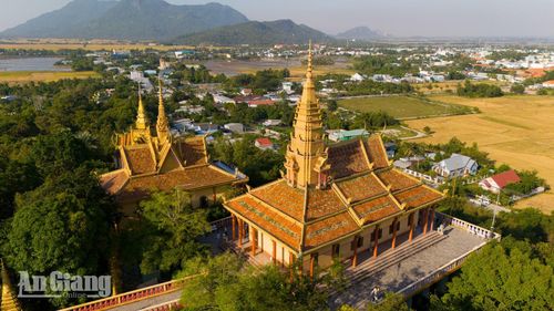 Một trong những điểm nổi bật nhất của chùa là chính điện, được xây dựng bên sườn núi.