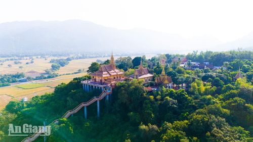 Với vẻ đẹp tự nhiên, kiến trúc độc đáo và không gian thanh bình, chùa Tà Pạ là một trong những điểm đến yêu thích cho những ai muốn tìm hiểu và khám phá về văn hóa Phật giáo và di sản lịch sử của vùng đất An Giang.