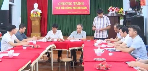 Cán bộ và Nhân dân tham gia mô hình "Trà tối cùng người dân" ở thôn Bình Minh.