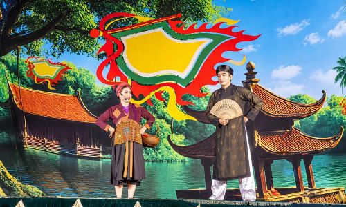 Diễn viên quần chúng của xã Ngọc Thiện biểu diễn một trích đoạn chèo do Nhà hát Chèo Bắc Ninh truyền dạy dịp hè.