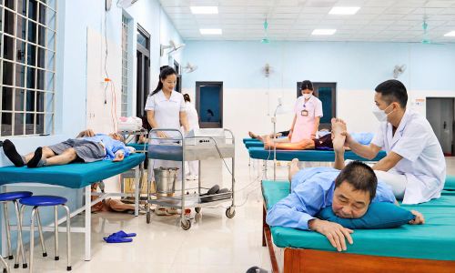 Người cao tuổi điều trị tại Bệnh viện Phục hồi chức năng Bắc Ninh.