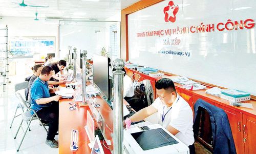 Người dân đến làm thủ tục tại Trung tâm Phục vụ hành chính công xã Kép.