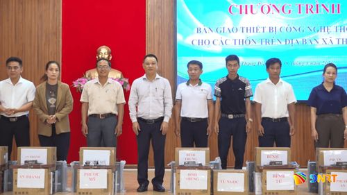 Lãnh đạo xã Thăng Điền trao các thiết bị cho các thôn vừa sáp nhập. Ảnh: GIANG BIÊN