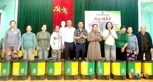 Hội Nông dân xã Hà Nha trao thùng rác phân loại tại nguồn cho các hộ dân, góp phần nâng cao ý thức bảo vệ môi trường. Ảnh: Hội nông dân xã cung cấp