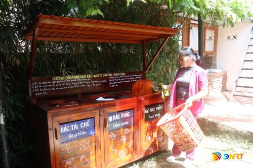 Góc tuyên truyền và hướng dẫn phân loại rác tại một homestay ở tổ dân phố Nam Yên, phường Hải Vân. Ảnh: HOÀNG HIỆP