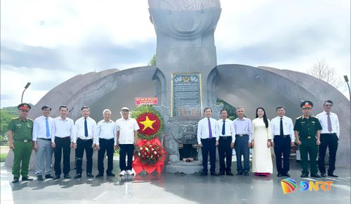 Đại biểu dâng hoa, dâng hương tại Tượng đài Chiến thắng Thượng Đức vào chiều 6/8. Ảnh: XUÂN TRINH