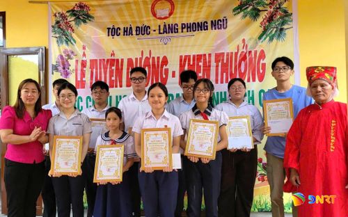 Lễ phát thưởng của Ban khuyến học họ Hà làng Phong Ngũ năm học 2024 - 2025. Ảnh: HS