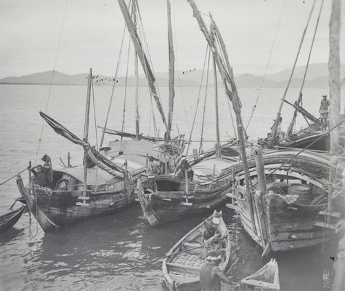 Ghe bầu chờ hàng ở Cửa Hàn đầu thế kỷ 20. Ảnh tư liệu