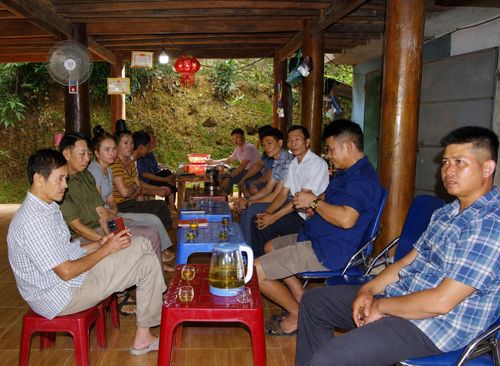 Ban lãnh đạo bản Tâu gặp gỡ, trao đổi với người dân và triển khai các công việc liên quan của bản.