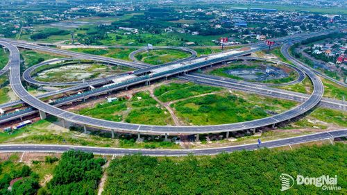 Nút giao đường cao tốc Thành phố Hồ Chí Minh - Long Thành - Dầu Giây với đường cao tốc Biên Hòa - Vũng Tàu kết nối với Cảng hàng không quốc tế Long Thành.