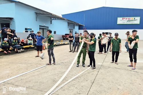 Các học viên thực hành sử dụng lăng, vòi