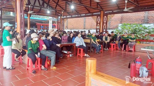 Cán bộ Đội Chữa cháy và CNCH khu vực 13 phổ biến các quy định của pháp luật và hướng dẫn kỹ năng phòng cháy, chữa cháy cho lực lượng PCCC cơ sở