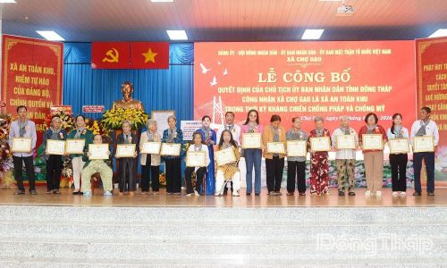 UBND xã Chợ Gạo trao Giấy khen cho các tập thể, cá nhân có thành tích xuất sắc trong quá trình xây dựng xã đạt danh hiệu Xã An toàn khu.