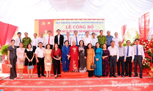 Đại biểu dự lễ chụp ảnh lưu niệm.