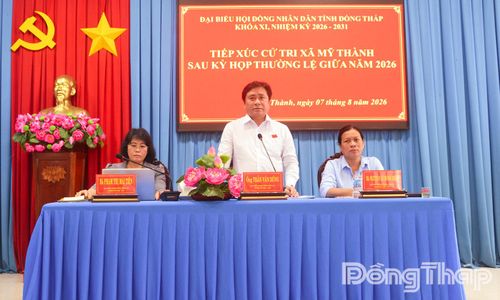 Đại biểu Trần Văn Dũng phát biểu tại buổi tiếp xúc cử tri xã Mỹ Thành.