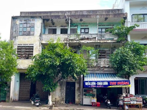  Khu tập thể 42 - 44 Tăng Bạt Hổ (phường Quy Nhơn) đã xuống cấp nghiêm trọng. Ảnh: B.N 