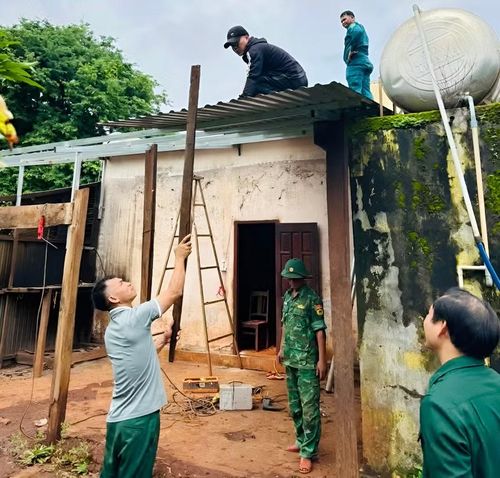 Hỗ trợ gia đình bà Rơ Châm H’Bloi xây dựng căn bếp mới. Ảnh. Đ.Y
