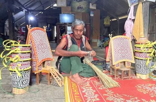  Ông Đinh Nhiêu là nghệ nhân tài hoa trong nghề đan đát. Ảnh: Hồng Thương 