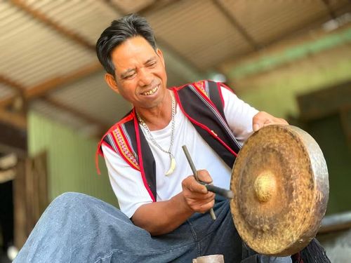 Nghệ nhân Puih Dup (làng Blang 3, xã Ia Hrung) cho rằng những quy định của Nghị định 269 sẽ tiếp thêm động lực bảo tồn, trao truyền văn hóa cho các nghệ nhân. Ảnh: Lam Nguyên