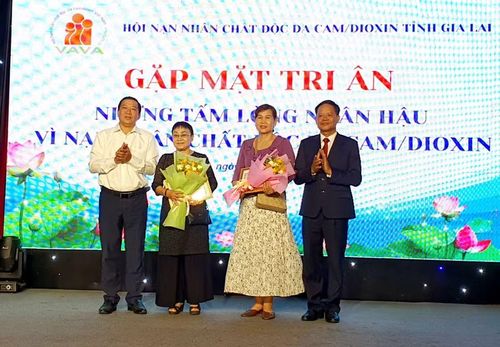 Lãnh đạo Hội tặng bằng tri ân cho các nhà tài trợ tiêu biểu. Ảnh: Kim Hường