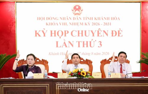 Các đồng chí Thường trực HĐND tỉnh biểu quyết thông qua nghị quyết tại kỳ họp.