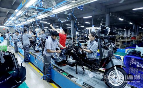 Công nhân Công ty TNHH MTV Xe điện DK Việt Nhật lắp ráp xe máy điện