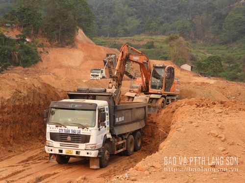 Nhà thầu tổ chức thi công đẩy nhanh tiến độ khu tái định cư Thụy Hùng, xã Đồng Đăng