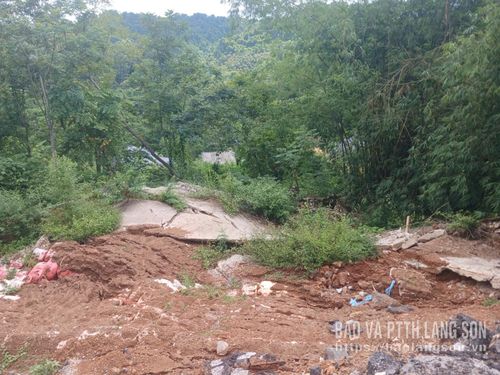 Một số nhà dân tại thôn An Hùng lọt thỏm ngay dưới chân điểm sạt trượt nguy hiểm