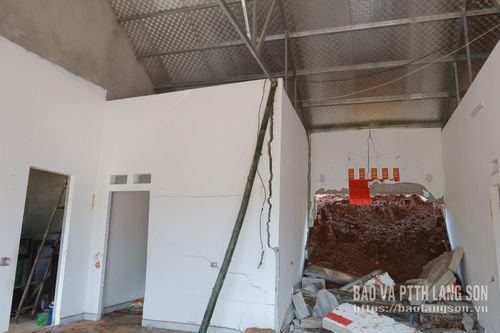 Sạt lở đất phá hỏng phần lớn ngôi nhà của người dân thôn An Hùng, xã Na Sầm