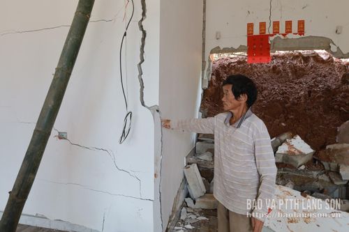 Sạt lở đất gây hư hỏng nặng ngôi nhà của người dân thôn An Hùng, xã Na Sầm