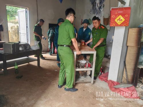 Lực lượng chức năng xã Na Sầm giúp dân sơ tán tài sản ra khỏi vùng nguy hiểm