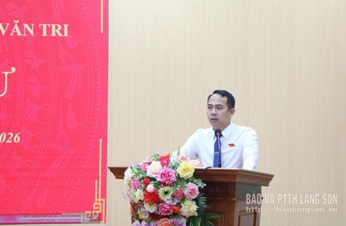 Lãnh đạo UBND phường trình bày tờ trình tại kỳ họp