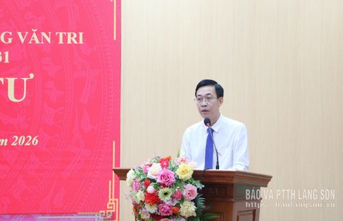 Đồng chí Bí thư Đảng ủy, Chủ tịch HĐND phường Lương Văn Tri phát biểu tại kỳ họp