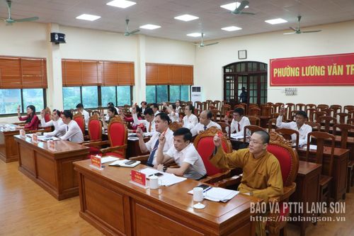 Đại biểu biểu quyết thông qua nghị quyết tại kỳ họp