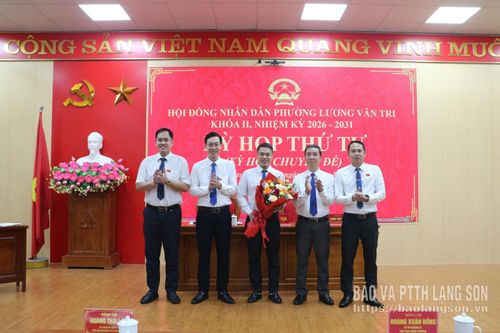 Các đồng chí lãnh đạo phường tặng hoa chúc mừng tân Phó Chủ tịch UBND phường