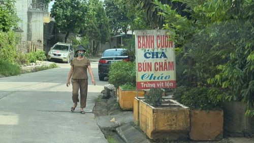 Thùng xốp, lõi tủ lạnh xếp kín hành lang để trồng rau