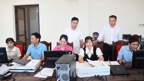 Đồng chí Trịnh Xuân Quyết - Phó Bí thư Thường trực Đảng ủy, cùng lãnh đạo Ban Xây dựng Đảng kiểm tra việc thực hiện số hóa hồ sơ đảng viên.