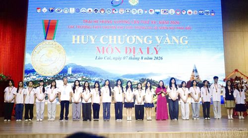  Trao thưởng cho các em học sinh đạt thành tích tại kỳ thi Olympic các môn văn hóa. 