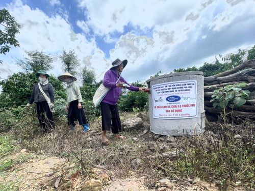 Bà Đàm Thị Vấn ở thôn Thanh Sơn, xã Đắk Sắk đưa chai lọ thuốc BVTV sau sử dụng đến bể chứa